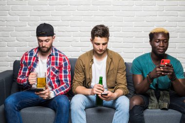 Evde dışarı asılı, bira içme ve aynı zamanda onların akıllı telefonlar kullanırken pizza yemek çekici karışık yarış Erkekler