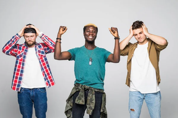 Trois Jeunes Hommes Fans Partisans Avec Des Émotions Différentes Isolé — Photo