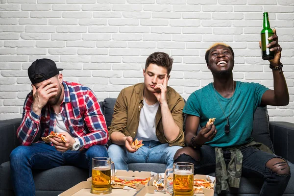 Τρεις Άνδρες Ελκυστικό Όμορφος Συναισθηματική Παρακολουθήσετε Τηλεόραση Ανησυχία Ευθυμία Επισημαίνοντας — Φωτογραφία Αρχείου