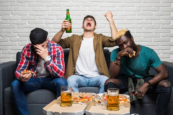 Τρεις Μικτή Φυλή Άνδρες Κάθονται Στον Καναπέ Πίνουν Μπίρα Και — Φωτογραφία Αρχείου