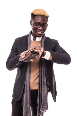 Takım elbiseli Genç Afrika adam bak zaman el altında beyaz izole saatler