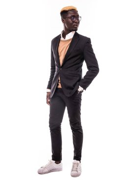 Yakışıklı afro Amerikalı iş adamı tam uzunlukta beyaz izole