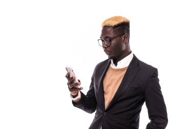 Yakışıklı Afro-Amerikan işadamı izole kısa mesaj gönderme