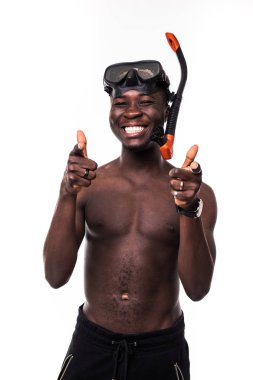 Genç afro Amerikalı adam beyaz arka plan üzerinde izole şnorkel maskesi