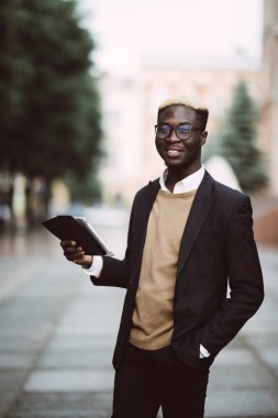 Şehir sokak tablet bilgisayarını kullanarak iş adamı