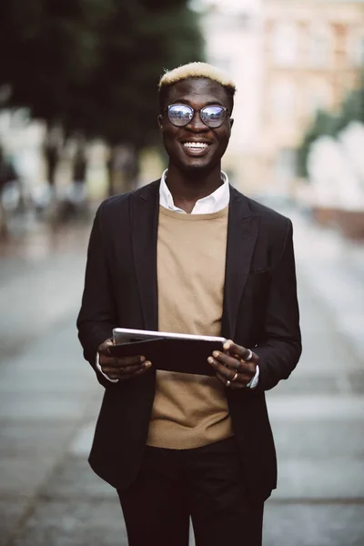 Retrato Del Hombre Afroamericano Guapo Usando Una Tableta Mientras Camina — Foto de Stock