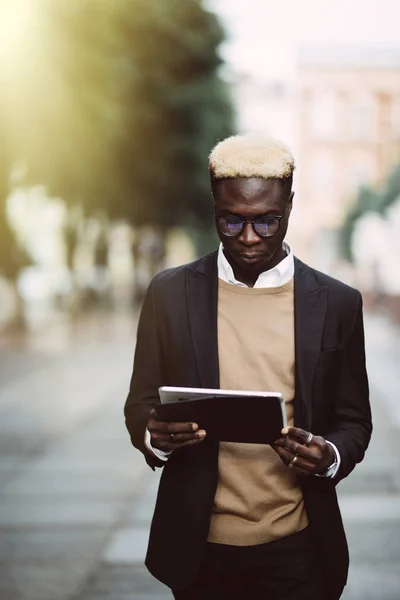 Retrato Hombre Afroamericano Guapo Usando Tableta Navegar Internet Mientras Camina — Foto de Stock
