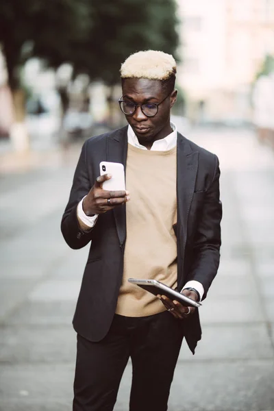 Retrato Joven Feliz Traje Caminando Leyendo Mensaje Texto Teléfono Móvil — Foto de Stock