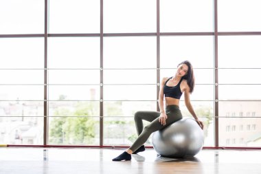 kadın yapma egzersiz pilates topu, beyaz arka plan ile