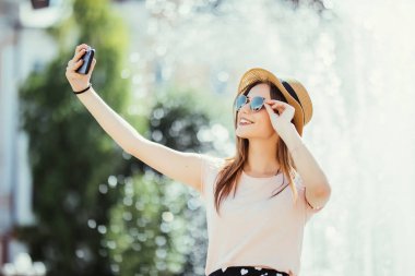 Güzel genç kadın içki mojito yaz şehrin sokak selfie yapıyor