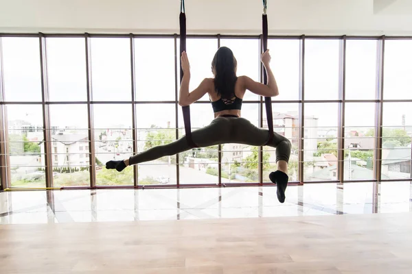 Fit Wanita Muda Melakukan Gravitasi Terbang Yoga Asana Peregangan Latihan — Stok Foto