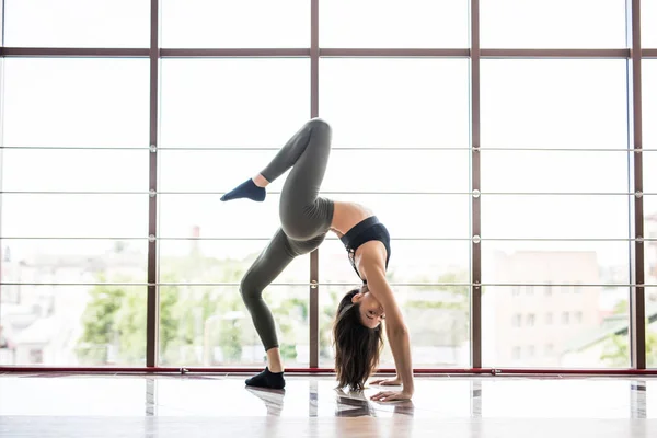 Mooie Jongedame Beoefenen Van Yoga Fitness Gym Yoga Studio Wellness — Stockfoto