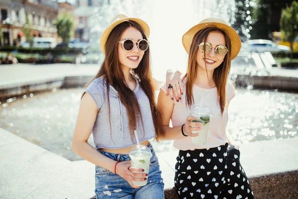 Deux Amies Amusent Plein Air Été Femmes Avec Des Verres — Photo