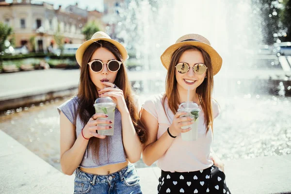 Dwa Piękne Młode Dziewczyny Mieście Słoneczne Lato Pić Koktajl — Zdjęcie stockowe