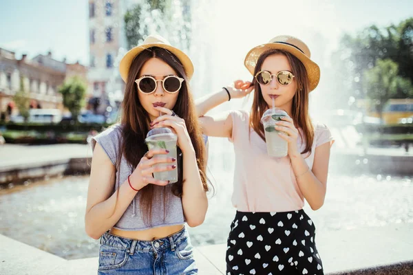 Encantadoras Damas Lleva Sombreros Paja Similares Que Divierten Juntos Disfrutando — Foto de Stock