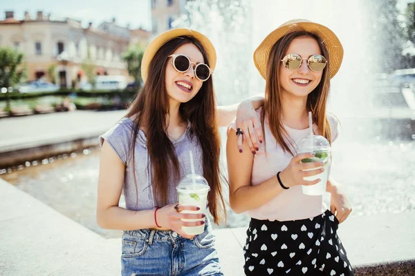 Encantadoras Damas Lleva Sombreros Paja Similares Que Divierten Juntos Disfrutando — Foto de Stock