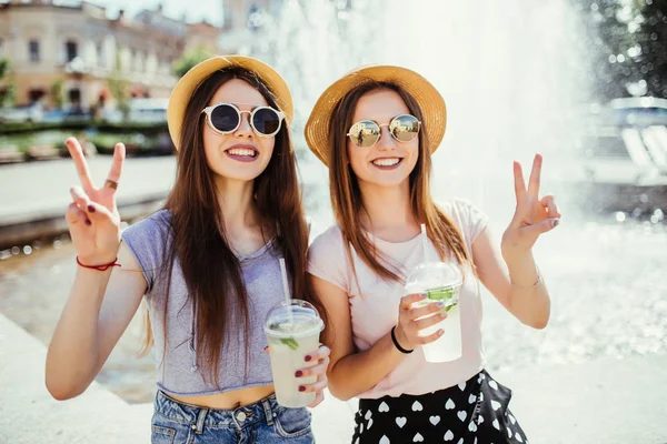 Duas Meninas Bonitas Felizes Que Têm Coquetéis Bebida Divertimento Andar — Fotografia de Stock