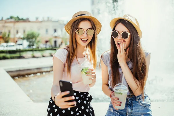 Çeşme Göz Neşeyle Modern Akıllı Telefon Mesaj Arkadaşlarınıza Karşı Birlikte — Stok fotoğraf