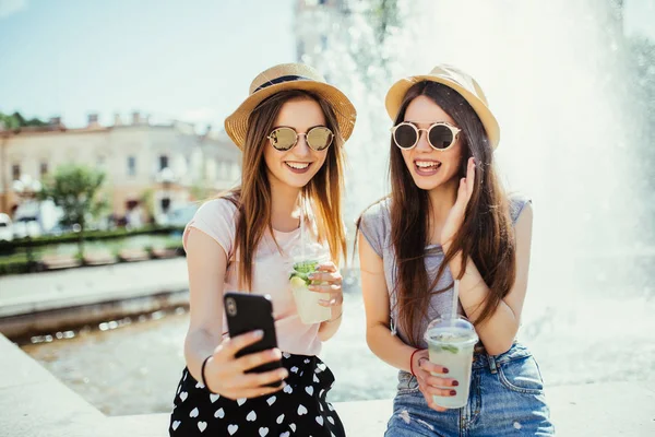 Foto Agradou Duas Mulheres Raça Mista Receber Boas Notícias Telefone — Fotografia de Stock