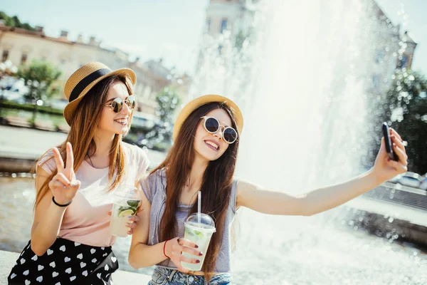 Felizes Jovens Dois Amigos Mulheres Tomando Selfie Por Smartphone Beber — Fotografia de Stock