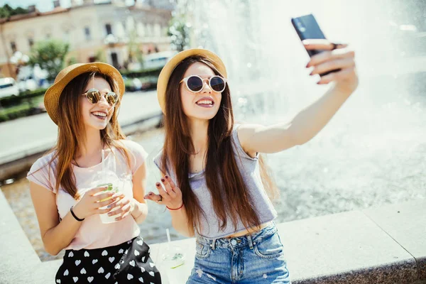 Två Glada Kvinnor Solglasögon Och Hattar Att Trevligt Tillsammans Staden — Stockfoto