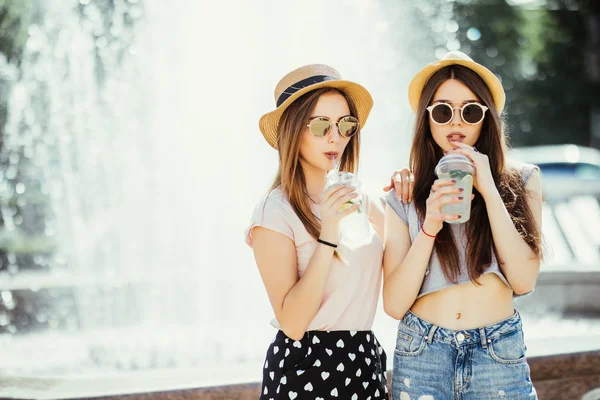 Dos Mujeres Jóvenes Que Beben Cócteles Coloridos Botellas Calle — Foto de Stock