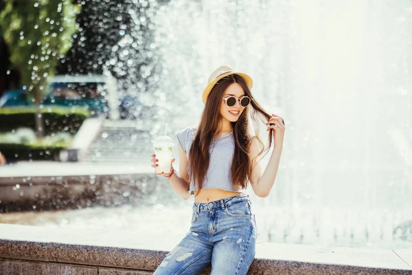 Verão Ensolarado Estilo Vida Retrato Moda Jovem Elegante Hipster Mulher — Fotografia de Stock