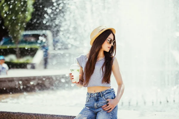 Sorrindo Positivo Engraçado Jovem Segurando Copo Bebida Luz Solar Livre — Fotografia de Stock