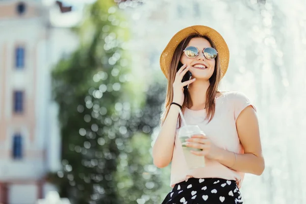 Χαμογελώντας Νεαρή Γυναίκα Έφηβος Μιλάμε Τηλέφωνο Οδός Πίνοντας Mojito Εξωτερική — Φωτογραφία Αρχείου
