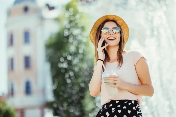 Uśmiecha Się Kobieta Młody Nastolatek Rozmowy Telefon Ulicy Picie Mojito — Zdjęcie stockowe
