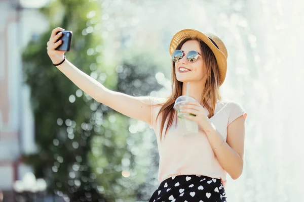Menina Toma Selfie Mãos Com Telefone Rua Cidade Verão Conceito — Fotografia de Stock