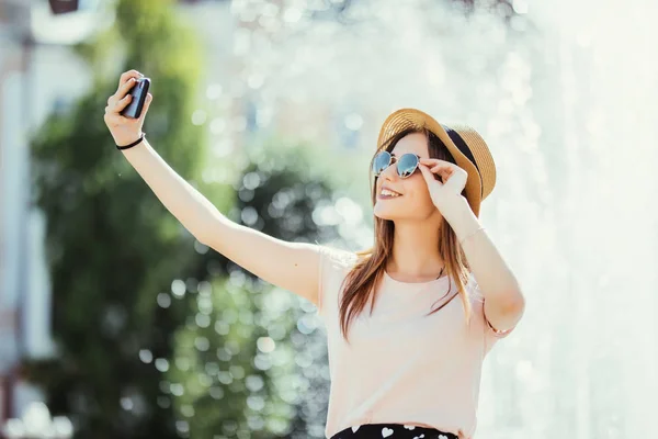 Güzel Genç Kadın Içki Mojito Yaz Şehrin Sokak Selfie Yapıyor — Stok fotoğraf