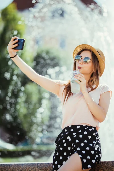 Mulher Bonita Beber Mojito Fazendo Selfie Rua Cidade Verão — Fotografia de Stock