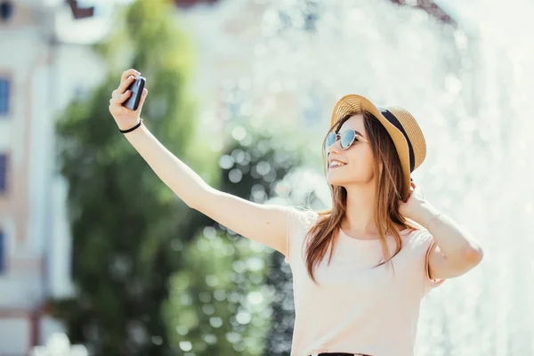Chica Joven Tomar Selfie Las Manos Con Teléfono Calle Ciudad — Foto de Stock
