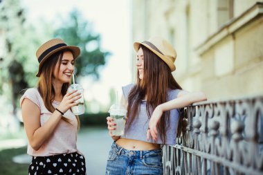 İki mutlu güzel kızlar eğleniyor güneşli yaz gün.