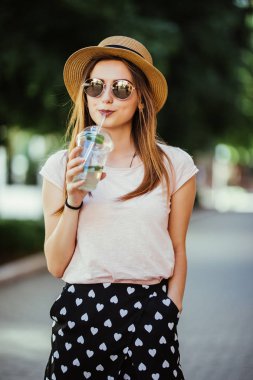 Şehir sokak dinlenme mojito olan kadın portresi