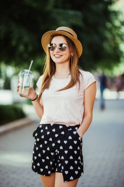 Şehir sokak dinlenme mojito olan kadın portresi