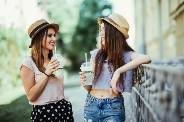 Deux Belles Filles Heureuses Amusent Dans Journée Ensoleillée Été — Photo