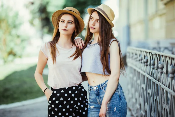 Ritratto Belle Giovani Donne Che Guardano Macchina Fotografica Strada — Foto Stock