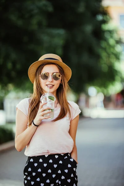 Açık Havada Sokakta Bir Mojito Yudumlarken Dalgın Mutlu Kadın — Stok fotoğraf