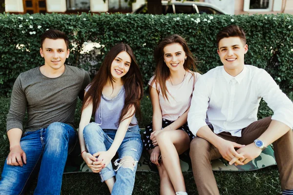 Zwei Paare Die Auf Der Leihgabe Park Sitzen Lächeln Und — Stockfoto