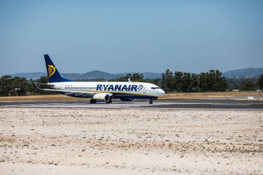 Faro, Portekiz - Temmuz, 2018: Ryanair gelen uçağı Faro havaalanından Fao gündüz çıkartıyor.