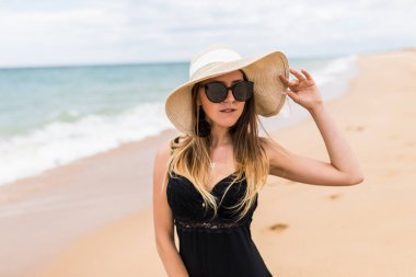 kadın bikini ve güneş şapkalı rahatlatıcı sunny Beach. uzak tropikal plajları ve ülkeler. seyahat kavramı
