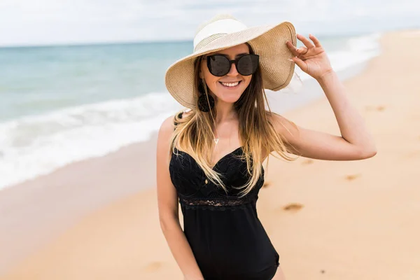Νεαρή Γυναίκα Καλοκαιρινές Διακοπές Φορώντας Ψάθινο Καπέλο Και Παραλία Μπικίνι — Φωτογραφία Αρχείου