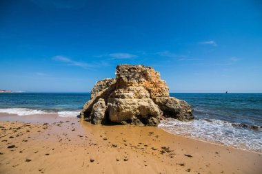 Dağlar ve güzel manzaralı sahil güzel Körfezi.