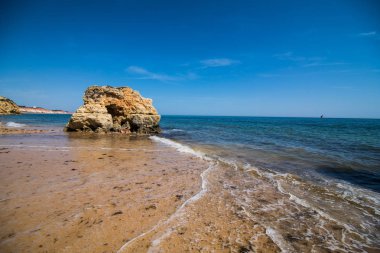 dağlar ve güzel manzaralı Sahil güzel koydur. Portekiz'in portimao.