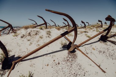 Doğal mezarlığı, deniz çapa Barril Beach Atlantik Portekiz Güney kıyısında.