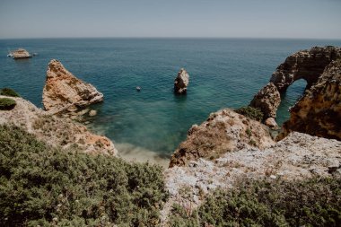 Praia da Marinha Algarve, Portekiz, Avrupa'nın ikonik doğal kemer hava görünümünü. Güneş ışınları Marinha Beach, dünyanın 100 en güzel plajlarından biri üzerinde. Yaz tatili için bulunan Meşhur Mekanlar