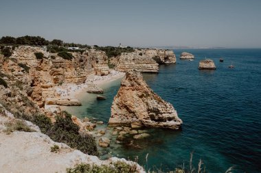 Praia da Marinha Algarve, Portekiz, Avrupa'nın ikonik doğal kemer hava görünümünü. Güneş ışınları Marinha Beach, dünyanın 100 en güzel plajlarından biri üzerinde. Yaz tatili için bulunan Meşhur Mekanlar