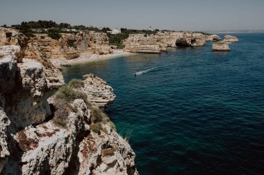 Praia da Marinha Algarve, Portekiz, Avrupa'nın ikonik doğal kemer hava görünümünü. Güneş ışınları Marinha Beach, dünyanın 100 en güzel plajlarından biri üzerinde. Yaz tatili için bulunan Meşhur Mekanlar